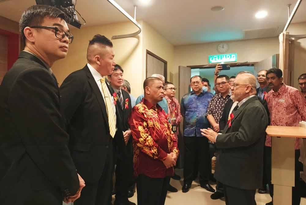 Saarani (kanan) ketika melihat kemudahan peralatan dan teknologi yang disediakan di Pusat Strok Hospital Pakar KPJ Ipoh pada Sabtu.