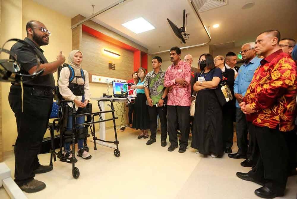 Saarani (tiga dari kiri) diberikan penerangan sewaktu meninjau operasi Pusat Strok Hospital Pakar KPJ Ipoh pada Sabtu.