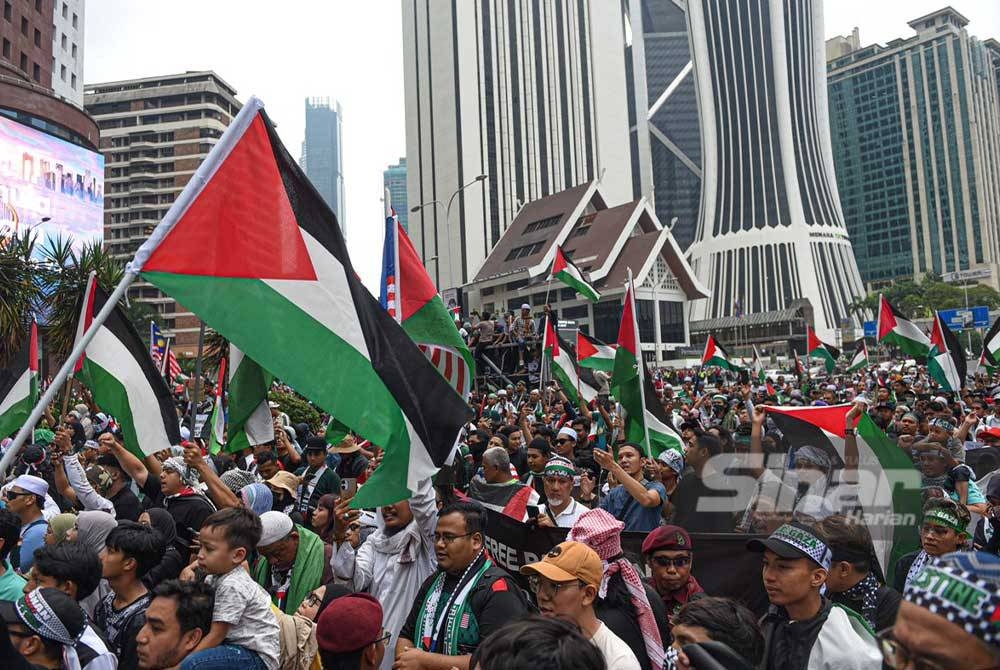 Peserta Himpunan 10,000 Solidariti Palestin bergerak dari perkarangan Masjid KLCC ke lokasi seterusnya di sekitar Jalan Tun Razak. - FOTO: SINAR HARIAN / MOHD RAFIQ REDZUAN HAMZAH