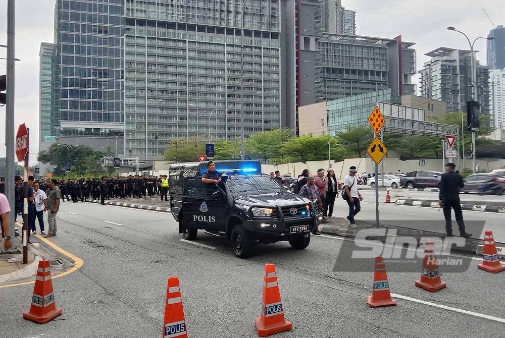 Anggota polis membuat kawalan keselamatan sekitar Himpunan 10,000 Solidariti Palestin di Jalan Tun Razak berdekatan kedutaan Amerika Syarikat pada Sabtu. - FOTO: SINAR HARIAN / MOHD RAFIQ REDZUAN HAMZAH