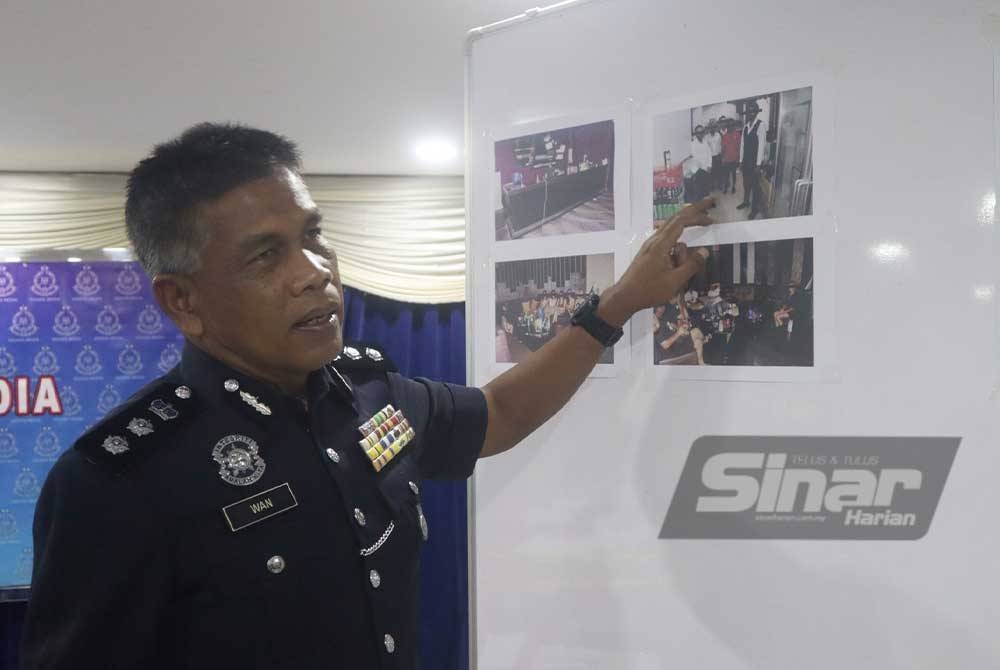 Wan Zahari menunjukkan gambar individu ditahan di dua premis hiburan di kawasan pusat perniagaan Sri Dagangan, Jalan Gambut dalam Operasi Pusat Hiburan dan Operasi Noda, awal pagi Sabtu