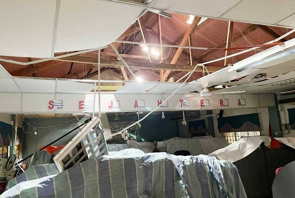 Keadaan siling bangunan yang turut mengalami kerosakan akibat ribut.