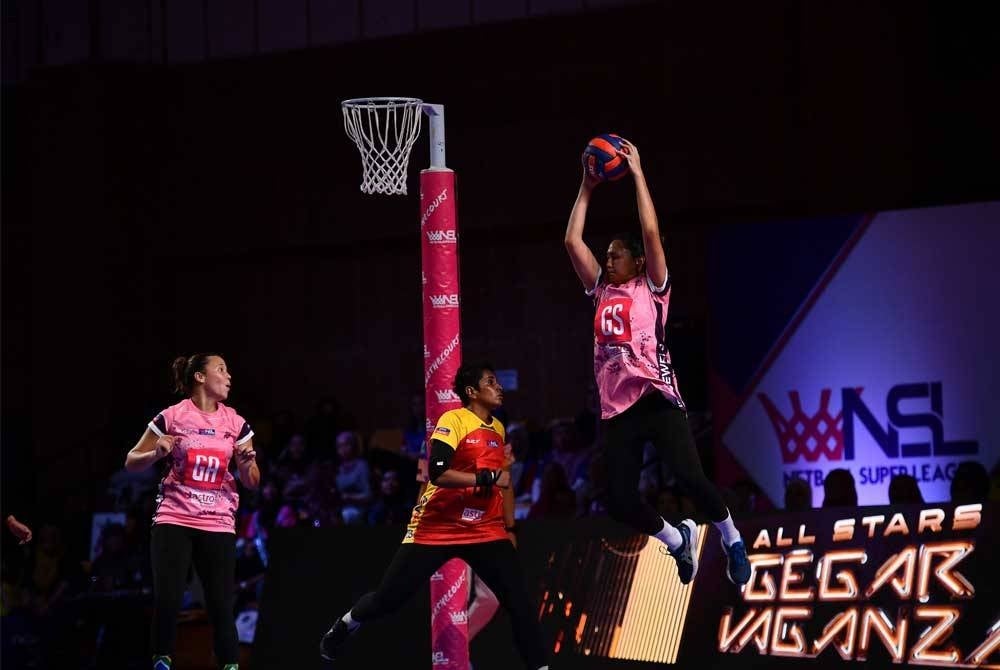 Aksi pemain Jewels, An Najwa Azizan (kanan) ketika menentang Angels dalam saingan NSL 2023 di Bukit Kiara pada Sabtu. - Foto NSL
