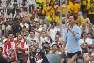 'Cawapres', Gibran Rakabuming Raka, yang juga anak kepada Presiden Jokowi menghadiri deklarasi oleh parti gabungannya sebelum pendaftarannya sebagai calon di Suruhanjaya Pilihan Raya di Jakarta pada 25 Oktober lalu.