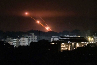 Bunyi letupan bom dan cahaya terang susulan serangan udara serta artileri menerangi langit Gaza sepanjang malam tadi. - Foto AFP