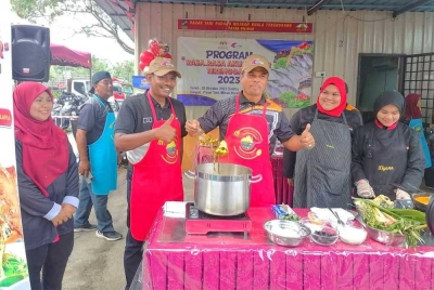 Ruzaidi (tiga dari kanan) ketika menghadiri Program 'Rasa-Rasa Akuakultur' Negeri Terengganu 2023 di Pasar Tani Padang Hiliran, di Kuala Terengganu pada Sabtu.