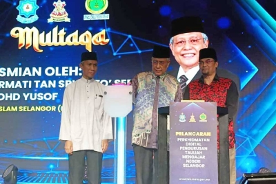 Abdul Aziz (tengah) melakukan simbolik pada Majlis Perasmian Multaqa Pendakwah Bertauliah Negeri Selangor pada Sabtu.