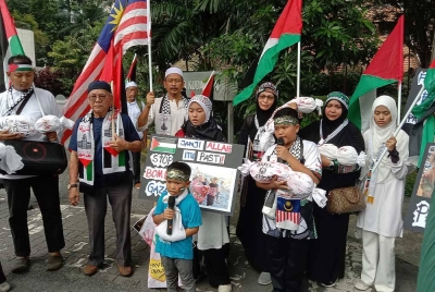 Golongan kanak-kanak turut tidak ketinggalan menyatakan sokongan terhadap Palestin dalam Himpunan 10,000 Solidariti Palestin di Jalan Tun Razak berdekatan kedutaan Amerika Syarikat di Kuala Lumpur pada Sabtu.