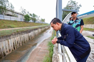 Onn Hafiz melihat keadaan sungai di sekitar Johor Bahru pada Sabtu. 