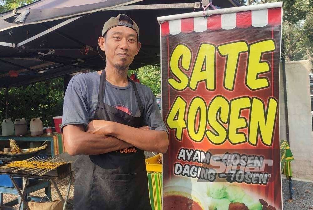 Muhammad Zaidi turut menjual sate ayam pada harga 40 sen secucuk.
