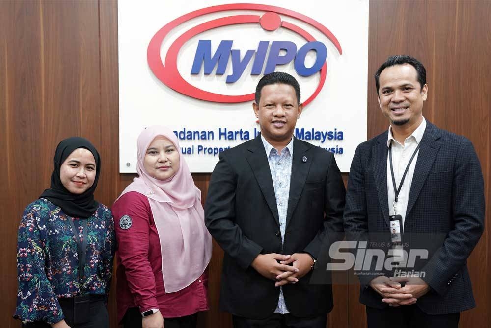 Wartawan Sinar Ahad, Farah Shazwani Ali (dua dari kiri) bersama Mohd Zuhan (dua dari kanan) dan pegawai MyIPO. - Foto Sinar Harian/ROSLI TALIB