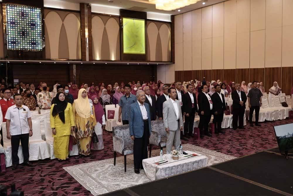 (Dari kiri) Tun Mahathir dan Zamani dalam Persidangan Tahunan Dewan Kepimpinan Nasional (Sidang) 2023.