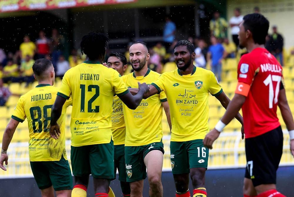 Pemain Kedah meraikan kejayaan menewaskan Negeri Sembilan FC dengan jaringan 3-0 pada Perlawanan Liga Super Kedah Darul Aman FC bertemu Negeri Sembilan FC di Stadium Darul Aman malam tadi. Foto Bernama