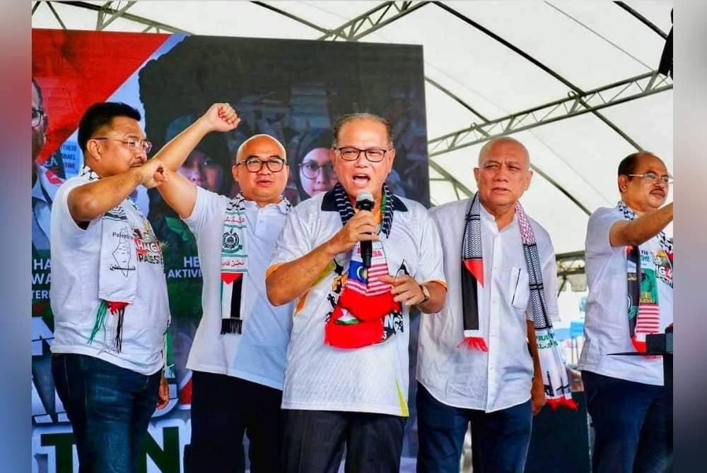 Wan Rosdy (tengah) bersama Fadzli dalam himpunan Pahang For Palestin di Kuantan pada Sabtu. - Gambar FB Fadzli Kamal