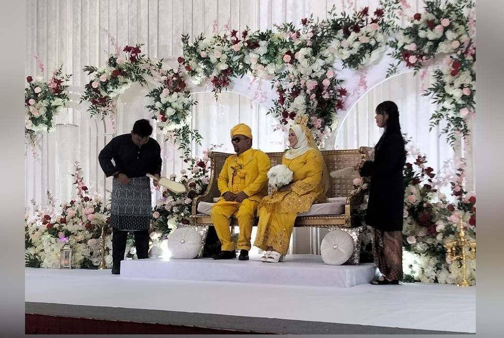 Contoh persandingan dan pelamin yang disediakan.