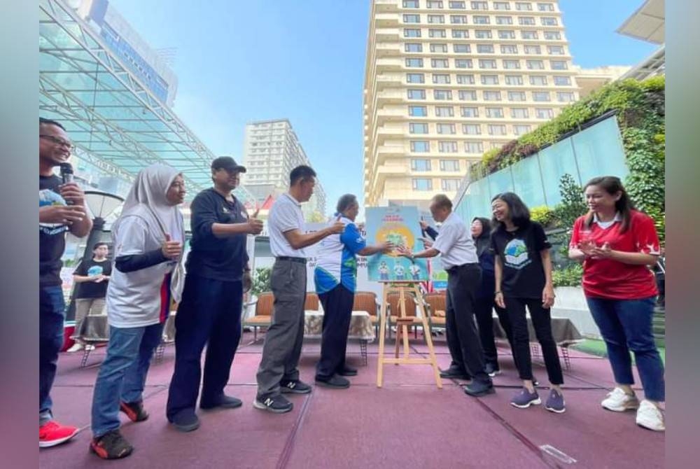 Program dirasmikan Pengarah Jabatan Kebudayaan, Kesenian, Pelancongan dan Sukan, DBKL, Badrul Hisham (lima kiri). - Foto DBKL