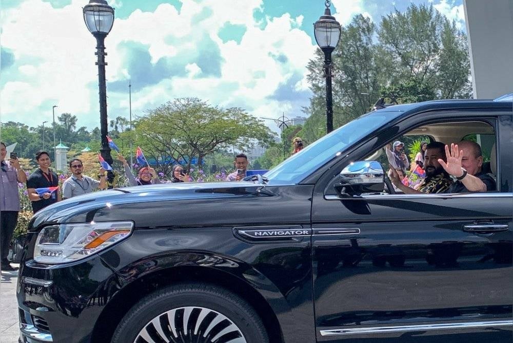 Keberangkatan pulang Sultan Johor Sultan Ibrahim Almarhum Sultan Iskandar disambut rakyat jelata yang menunggu ketibaan baginda di hadapan Istana Bukit Serene hari ini. - Foto Bernama