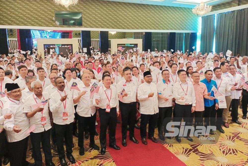 Anthony (tengah) bersama sebahagian perwakilan yang hadir sempena Konvensyen DAP Perak kali ke-22 pada Ahad.