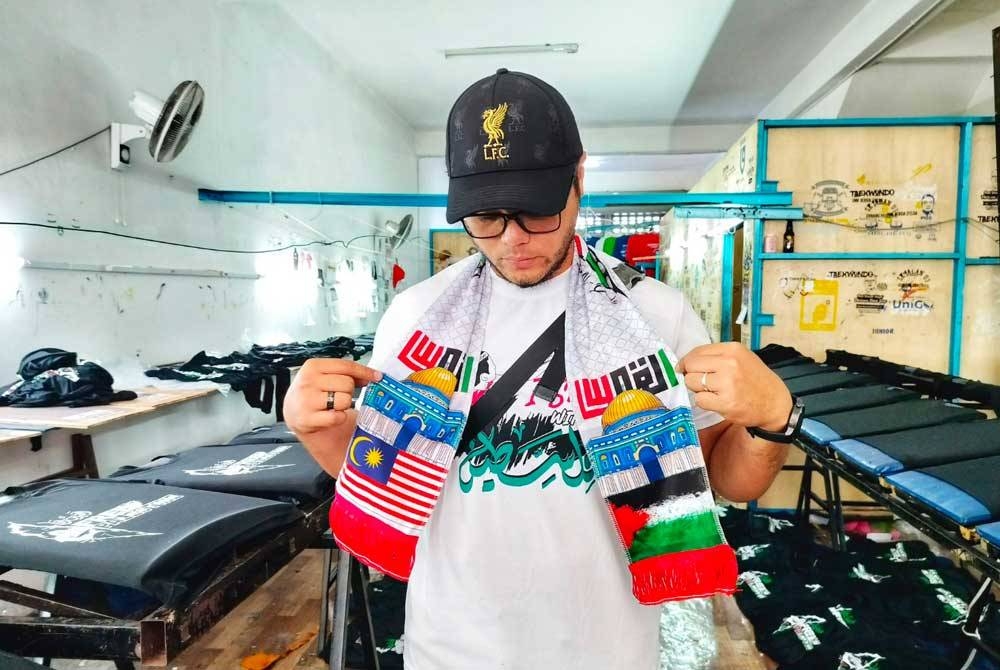 Ahmad Badiuzzaman menunjukkan mafla bagi menunjukkan solidariti Palestin yang dijualnya.