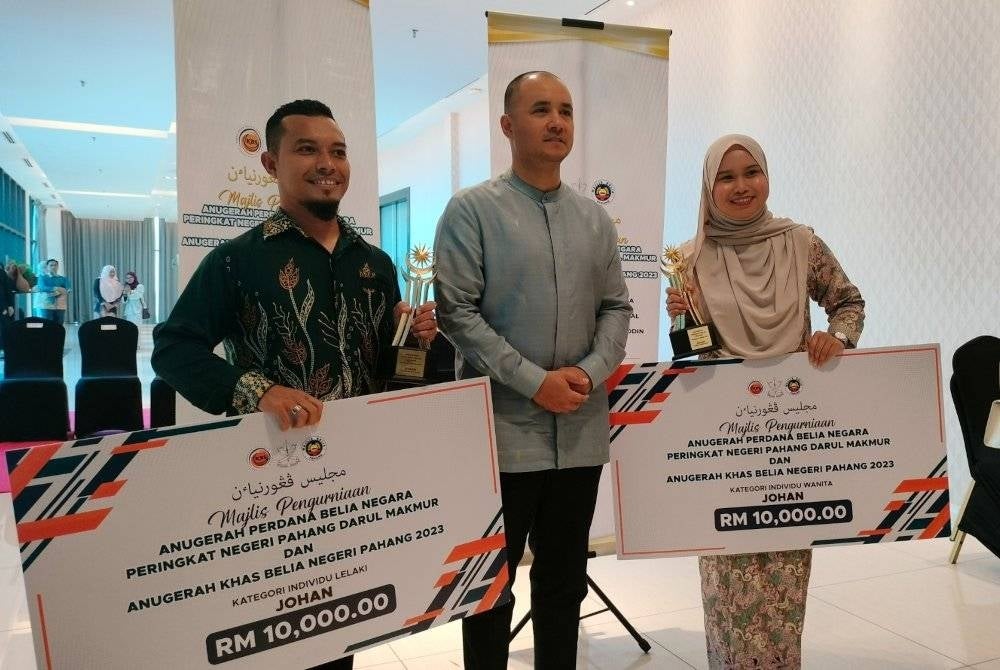 Tengku Amir (tengah) bersama Muhammad Zul Syafiq (kiri) dan Zurratul Aina yang merupakan pemenang Anugerah Perdana Belia Peringkat Negeri Pahang tahun ini.
