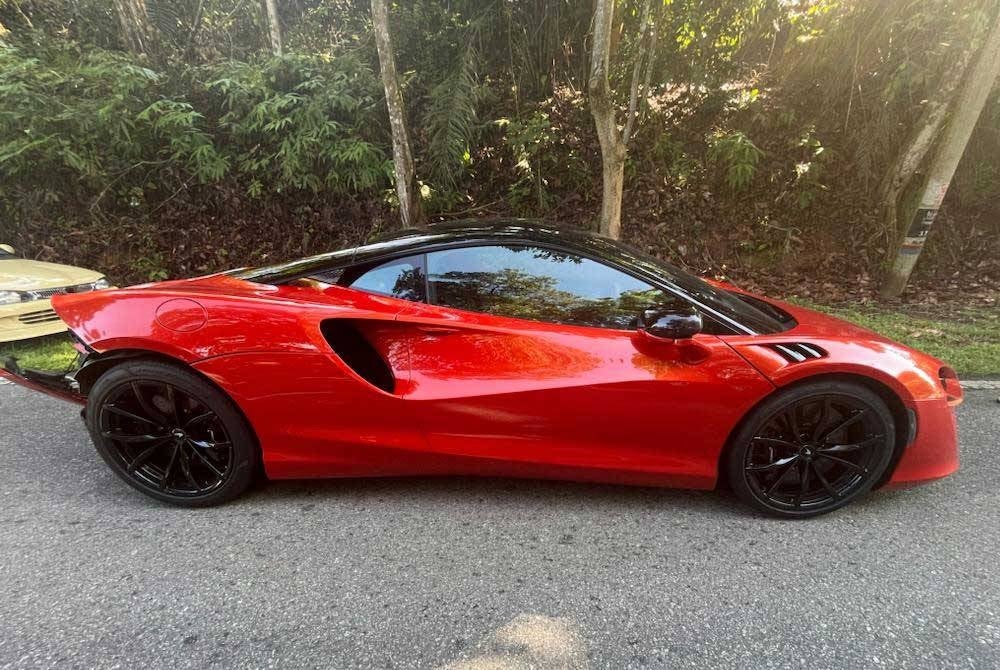 Antara kereta Maclaren M4 yang terlibat kemalangan.