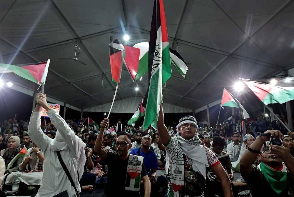 Orang ramai berkumpul sambil membawa bendera Palestin dan sepanduk sebagai tanda menyatakan solidariti terhadap rakyat negara itu pada Himpunan Solidarity 4 Palestine di Dataran Kemerdekaan Shah Alam. - Foto Bernama