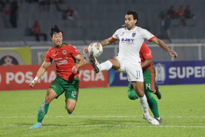 Diogo Luis Santo (kanan) diasak pemain Kelantan United FC Deok Kim dalam aksi perlawanan Liga Super di Stadium Sultan Muhammad Ke-IV pada malam Sabtu. - Foto Bernama