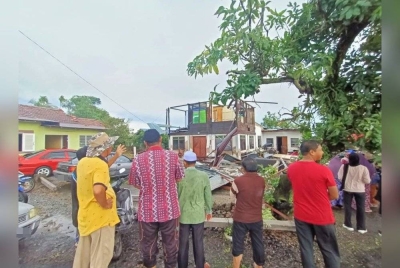 Rumah penduduk rosak teruk akibat dibadai puting beliung. - Foto ADUN Guar Sanji