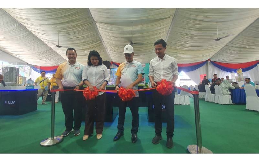 Timbalan Menteri Pembangunan Usahawan dan Koperasi Senator Saraswathy Kandasami (dua dari kiri), Timbalan Ketua Menteri 1 Pulau Pinang, Datuk Dr Mohamad Abdul Hamid (dua dari kanan) dan Presiden dan Ketua Pegawai Eksekutif UDA, Datuk Sr Mohd Salem Kailany (kiri) melakukan simbolik pemotongan riben sempena perasmian Karnival UDA 2023 di Pulau Pinang, semalam.