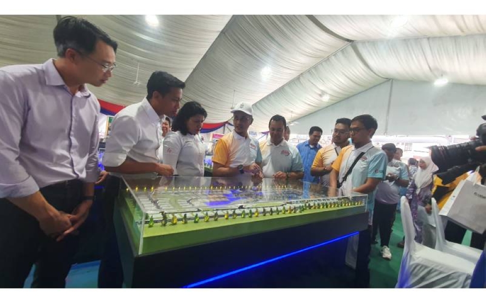 Saraswathy (tiga dari kiri) dan Dr Mohamad (empat dari kanan) diberikan penerangan mengenai salah satu projek hartanah yang dilaksanakan oleh UDA.