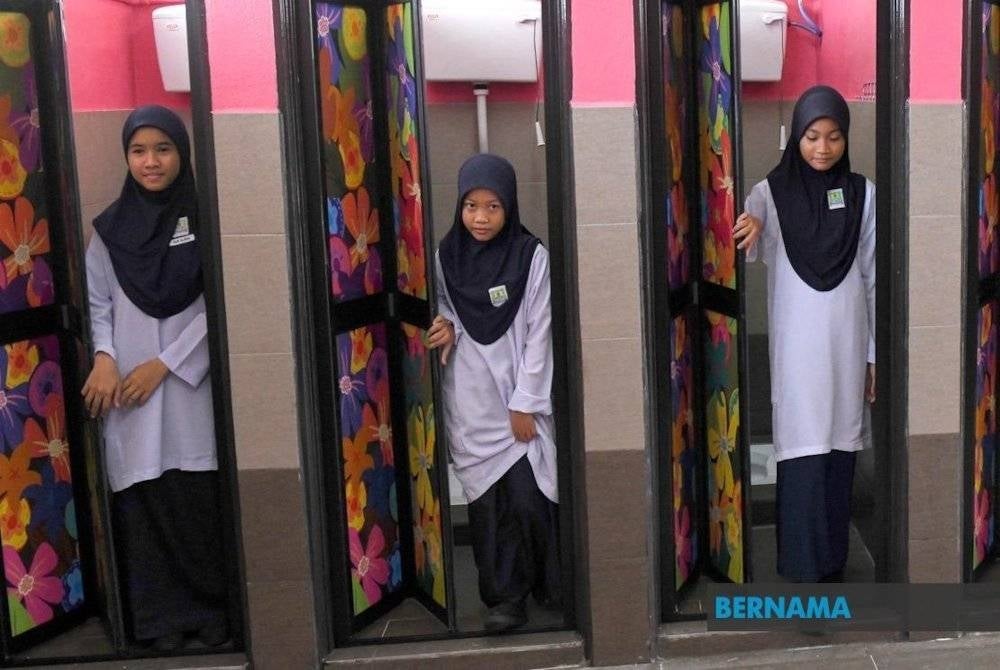 Murid-murid Sekolah Kebangsaan Sungai Acheh, Nibong Tebal menggunakan tandas yang dinaik taraf dengan peruntukan yang diberikan Kementerian Pendidikan Malaysia (KPM). - Gambar Bernama