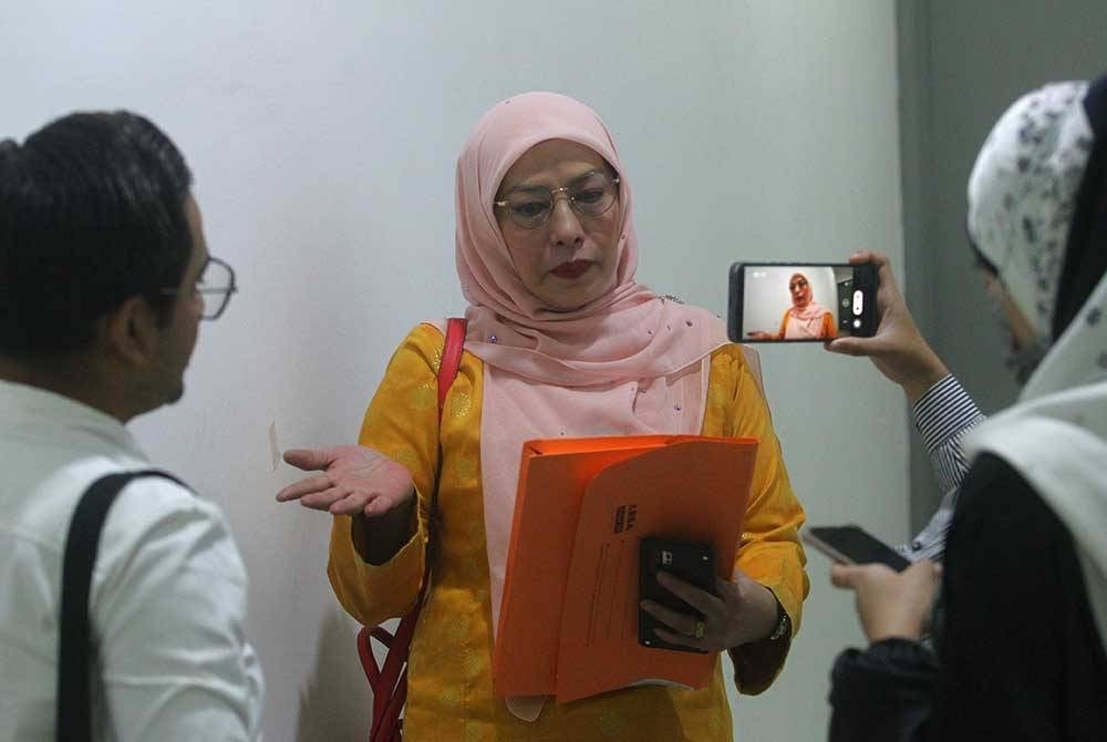 Norhaya ketika ditemui pemberita di luar mahkamah.