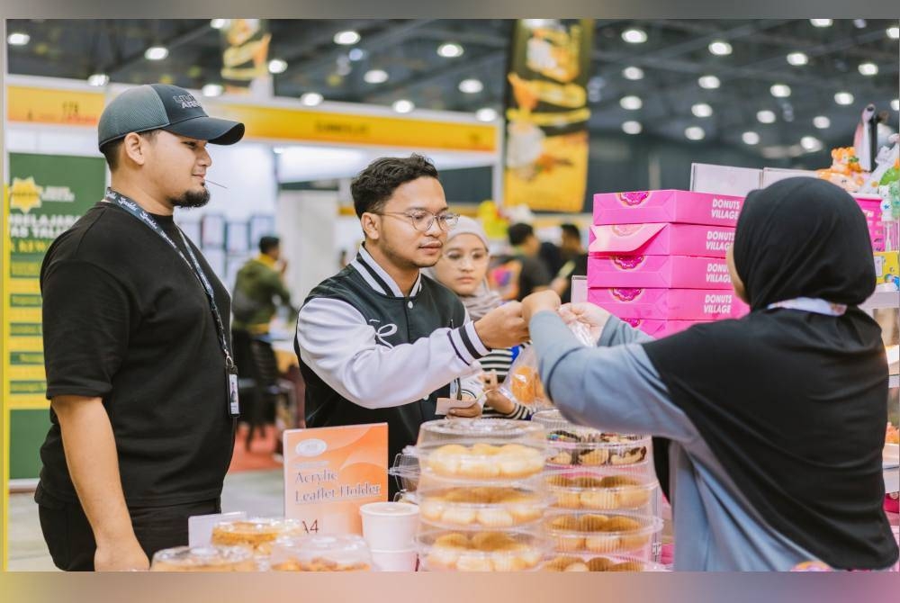 
Pengunjung tidak melepaskan membeli kuih yang dijual oleh usahawan yang terlibat dalam SELBIZ 2023.