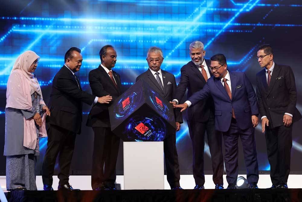 Yang di-Pertuan Agong Al-Sultan Abdullah Ri'ayatuddin Al-Mustafa Billah Shah berkenan melancarkan National Human Capital Conference & Exhibition (NHCCE) 2023 di Pusat Pameran dan Perdagangan Antarabangsa (MITEC), pada Isnin. - Foto Bernama