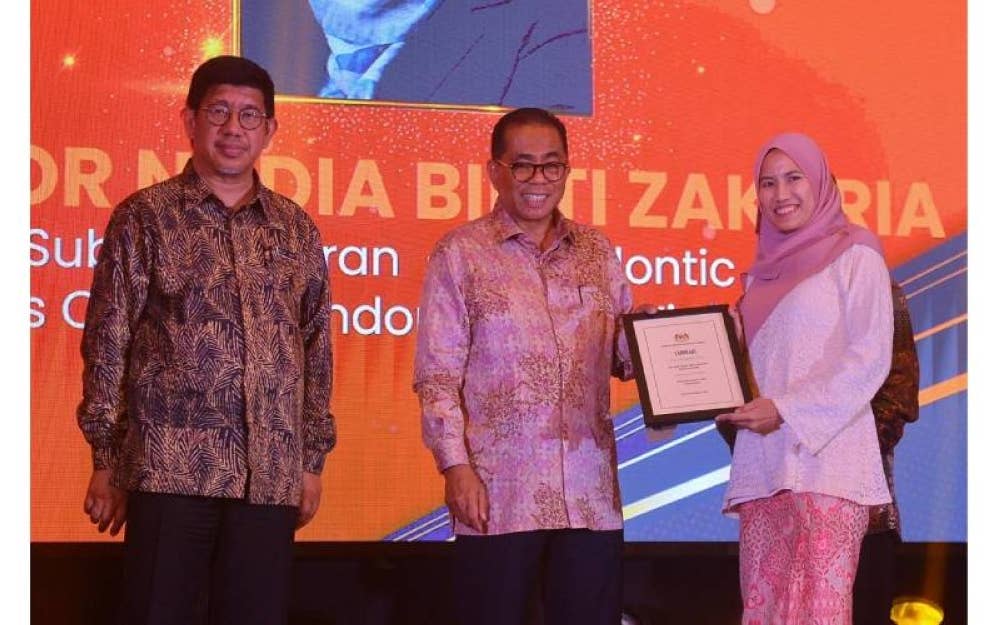 Mohamed Khaled menyampaikan Surat Tawaran Penajaan Tahun 2023 kepada penerima yang terpilih. - FOTO: ASRIL ASWANDI SHUKOR