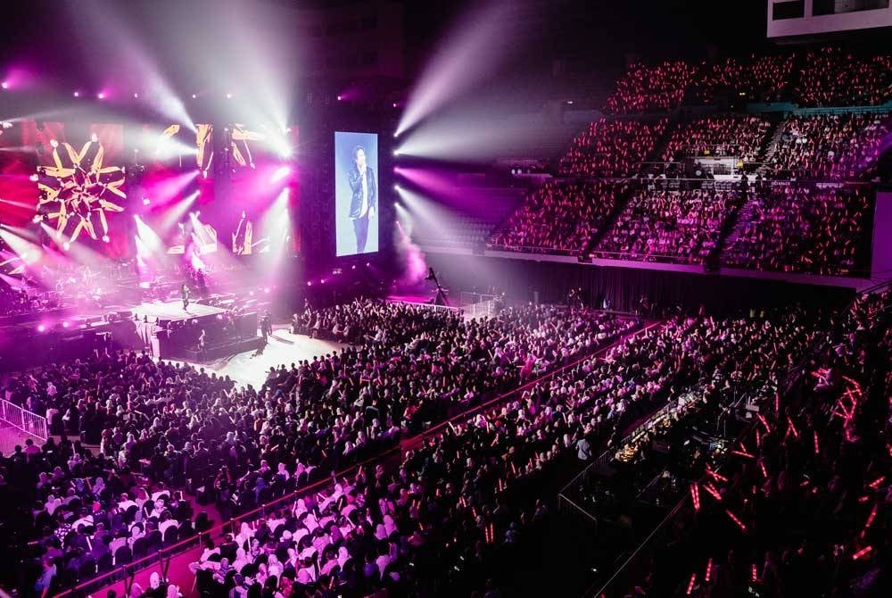 8,000 peminat telah hadir menyaksikan Anuar Zain 40th Anniversary termasuk Tengku Permaisuri Selangor Tengku Permaisuri Norashikin; rakan selebriti seperti Datuk Sheila Majid, Datuk Syafinaz Selamat, Misha Omar, Rozita Che Wan; serta keluarga termasuk Ziana Zain, Syamel dan Ernie Zakri.