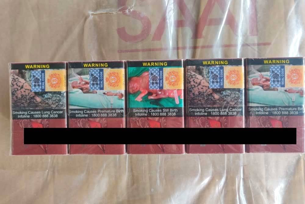 Rokok-rokok seludup yang dipercayai dijual oleh suspek.