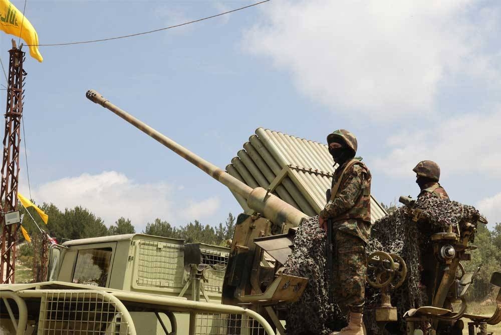 Pejuang Hizbullah Lubnan berdiri atas trak dilengkapi pelancar roket di perkampungan Aaramta. - Foto: AFP