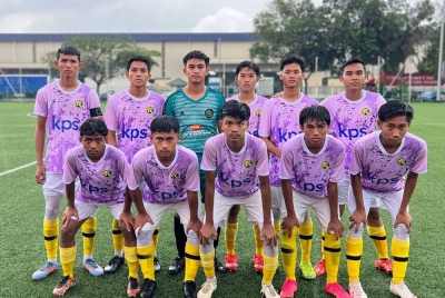 Pasukan SMK Jalan Kebun, Klang yang akan berdepan SMK Meru, Kapar di padang bola sepak sintetik MBSA, Seksyen 28 Shah Alam pada Isnin. - Foto SMK Jalan Kebun, Klang