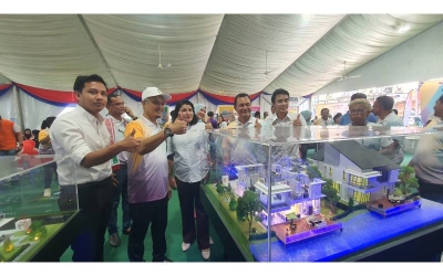 Saraswathy dan Dr Mohamad menunjukkan isyarat ‘bagus’ terhadap penganjuran Karnival UDA 2023 di Pulau Pinang.