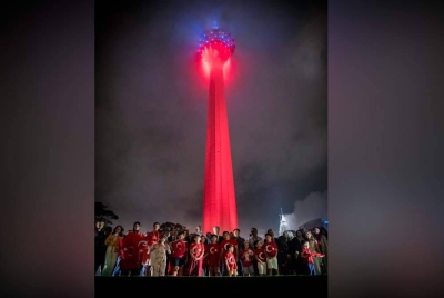 Menara KL diterangi cahaya lampu berwarna-warni bertemakan warna bendera Turkiye sempena sambutan ulang tahun ke-100 penubuhan Republik Turkiye, pada malam Ahad. - Foto Bernama