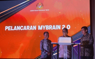 Mohamed Khaled (tengah) merasmikan pelancaran simbolik MyBrain 2.0, turut serta Timbalan Menteri Pendidikan Tinggi, Datuk Mohammad Yusof Apdal dan Timbalan Ketua Setiausaha Dasar, Kementerian Pendidikan Tinggi, Datuk Dr. Megat Sany Megat Ahmad Supian (kanan). -FOTO: ASRIL ASWANDI SHUKOR