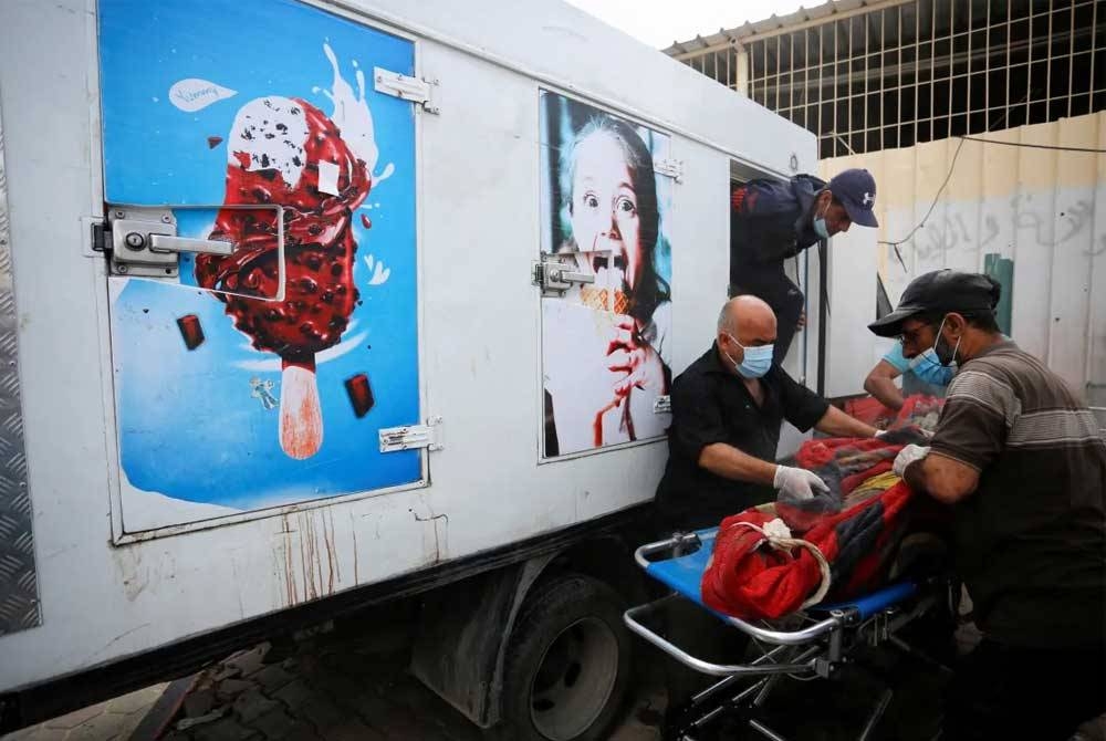 Sebuah lori aiskrim dijadikan tempat menyimpan jenazah berikutan kapasiti rumah mayat di hospital telah penuh.