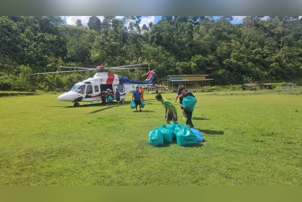 
Misi kemanusiaan menghantar bakul makanan kepada penduduk di Kampung Saliliran, Pensiangan kali ini menggunakan khidmat helikopter milik PDRM.