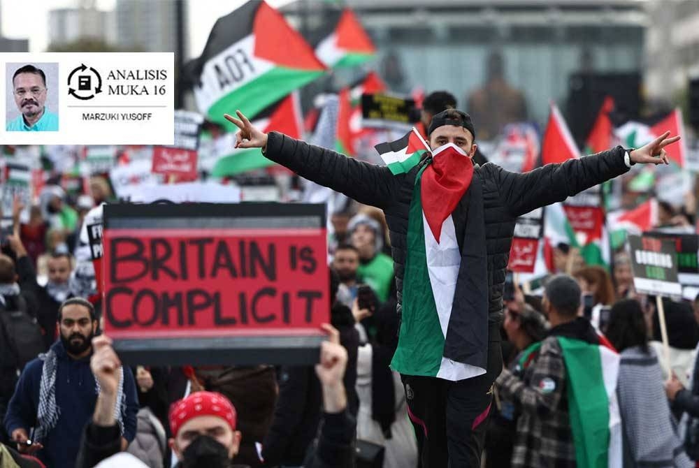 Orang ramai memegang sepanduk ketika menyertai 'March For Palestine' di London pada Sabtu, untuk menyeru gencatan senjata dalam konflik antara Israel dan pejuang Hamas. - Foto AFP