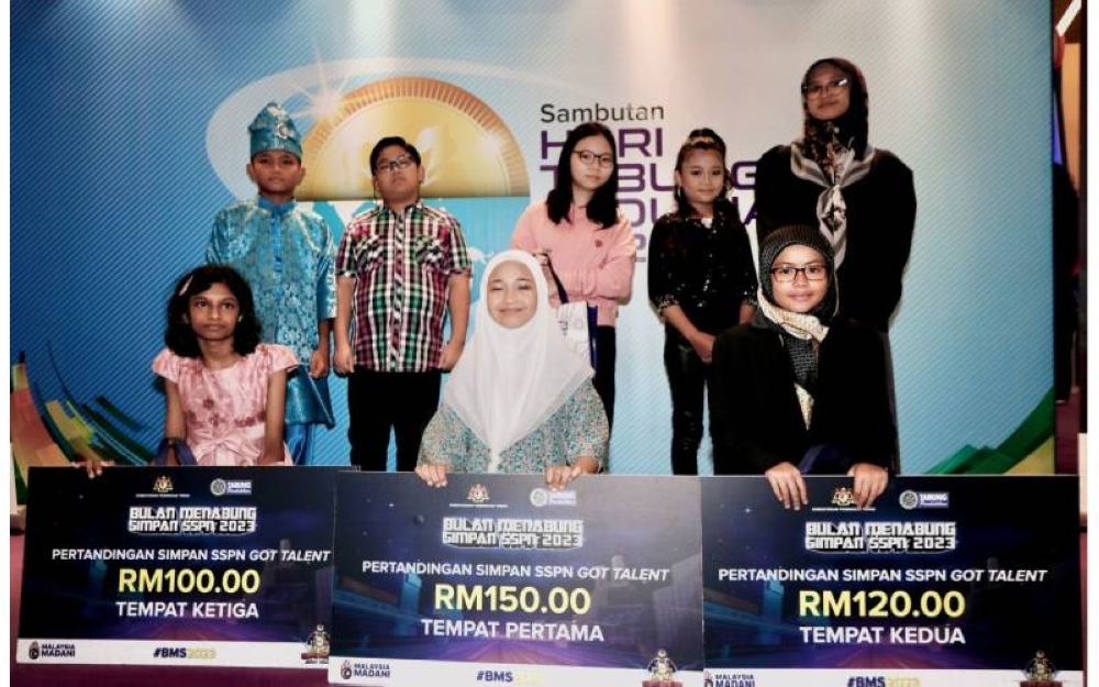 Para pemenang Pertandingan Simpan SSPN Got Talent bersama hadiah wang tunai dalam bentuk akaun Simpan SSPN Prime.