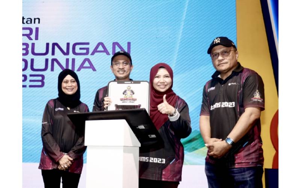 Norliza (dua dari kanan) menyempurnakan Majlis Penutup BMS 2023 dan meraikan Hari Tabungan Sedunia sambil disaksikan Ahmad Dasuki (dua dari kiri) di Sunway Velocity Mall, pada Ahad.