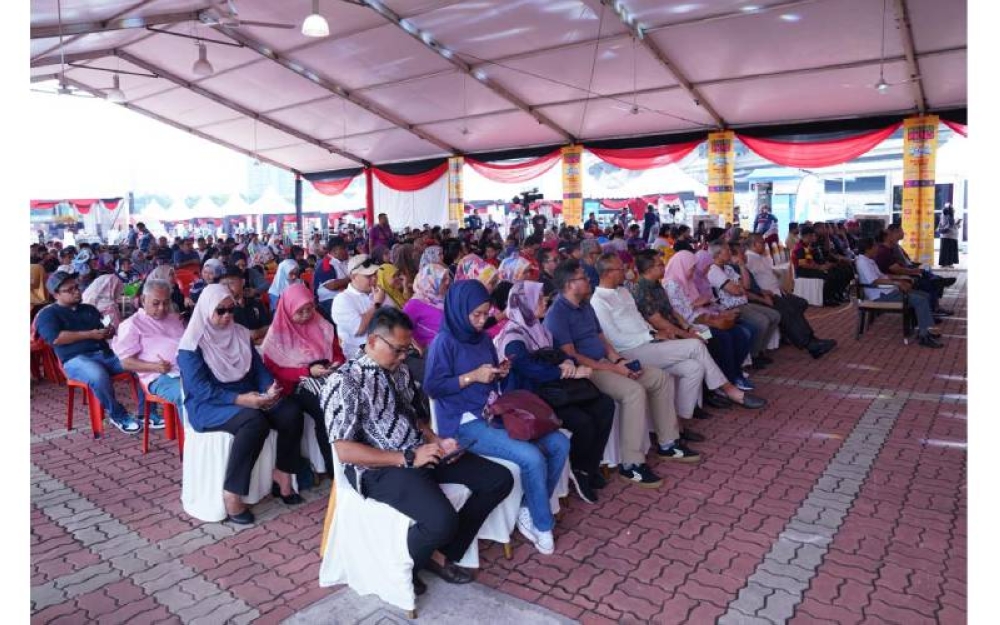 Sebahagian pengunjung yang hadir sempena karnival Discover PKNS Mega Finale 2023 pada Sabtu.