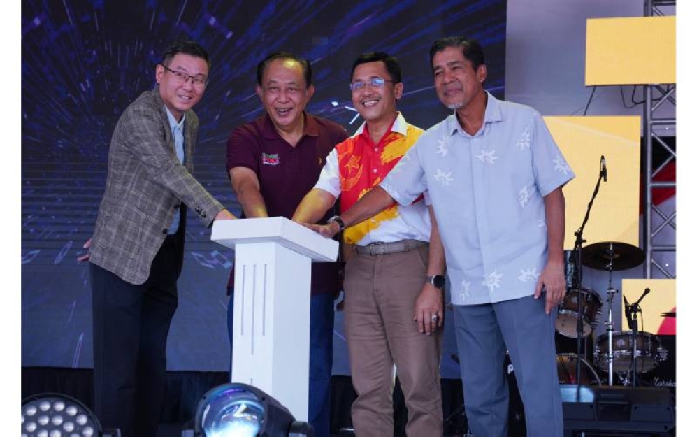 Mahmud (dua dari kiri), Borhan (dua dari kanan) merasmikan pelancaran Program PKNS Home Buyer sempena karnival Discover PKNS Mega Finale 2023 di perkarangan Stadium Shah Alam pada Sabtu.