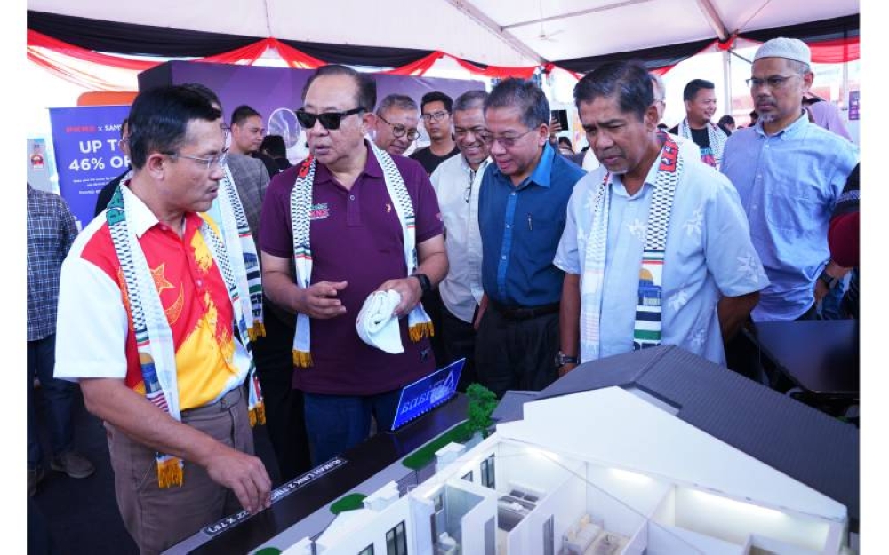 Mahmud (dua dari kiri) memberikan penerangan kepada Borhan (kiri) mengenai projek perumahan yang sedang dilaksanakan PKNS.